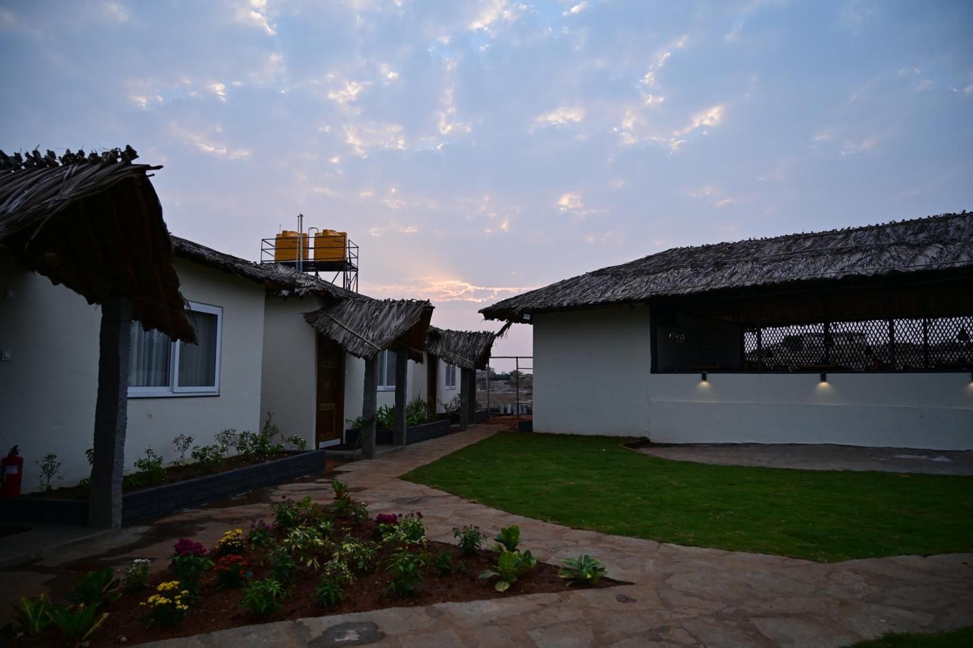Отель The Hampi Cafe Экстерьер фото